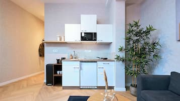 Refrigerador, microondas, parrilla de estufa y cafetera y tetera