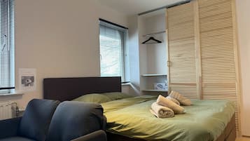 Bureau, fer et planche à repasser, Wi-Fi, draps fournis