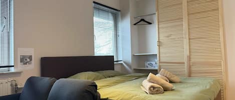 Desk, iron/ironing board, WiFi, bed sheets