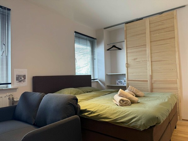 Desk, iron/ironing board, WiFi, bed sheets