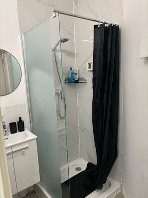 Douche, sèche-cheveux, serviettes fournies, savon