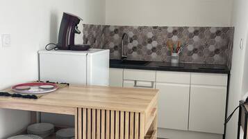 Réfrigérateur, micro-ondes, plaque de cuisson, cafetière/bouilloire