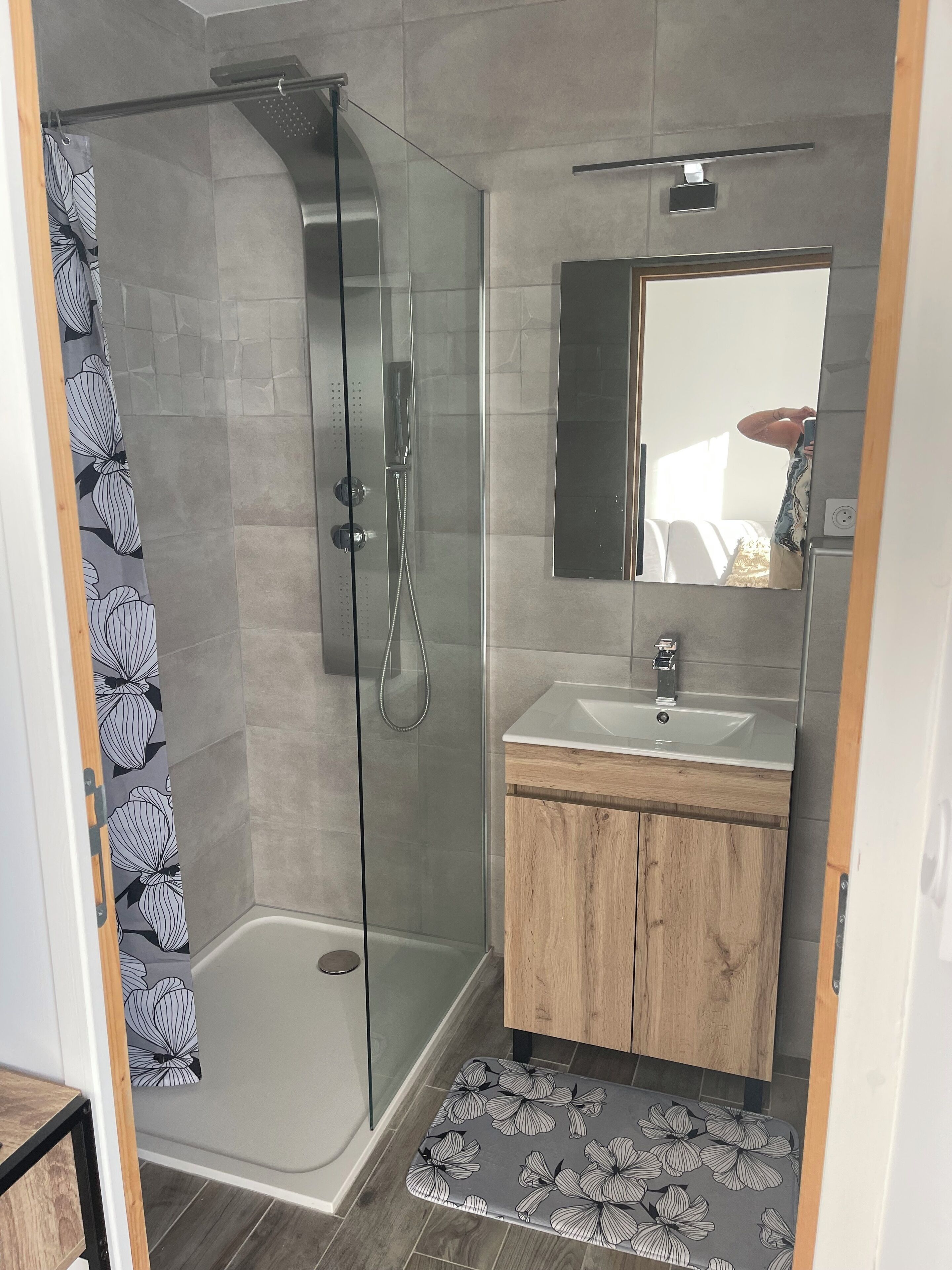 Douche, serviettes fournies, savon