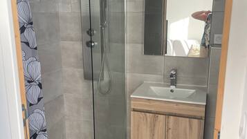 Douche, serviettes fournies, savon