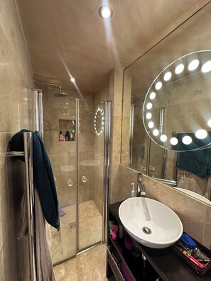 シャワー、ヘアドライヤー、タオル、石鹸