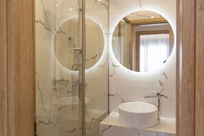 Dusche, Haartrockner, Handtücher, Seife