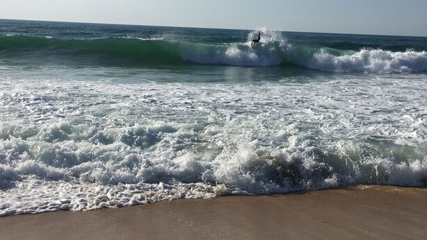 A beach with waves crashing onto the shore. - Maisonnette, in the middle of the pines, 5 mn walk to the beach, near Hossegor (Seignosse)