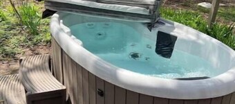 Large 3-bedroom House with Outdoor Hot Tub!