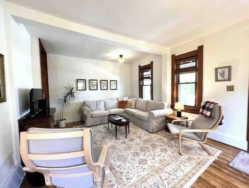 Large 3-bedroom House with Outdoor Hot Tub!