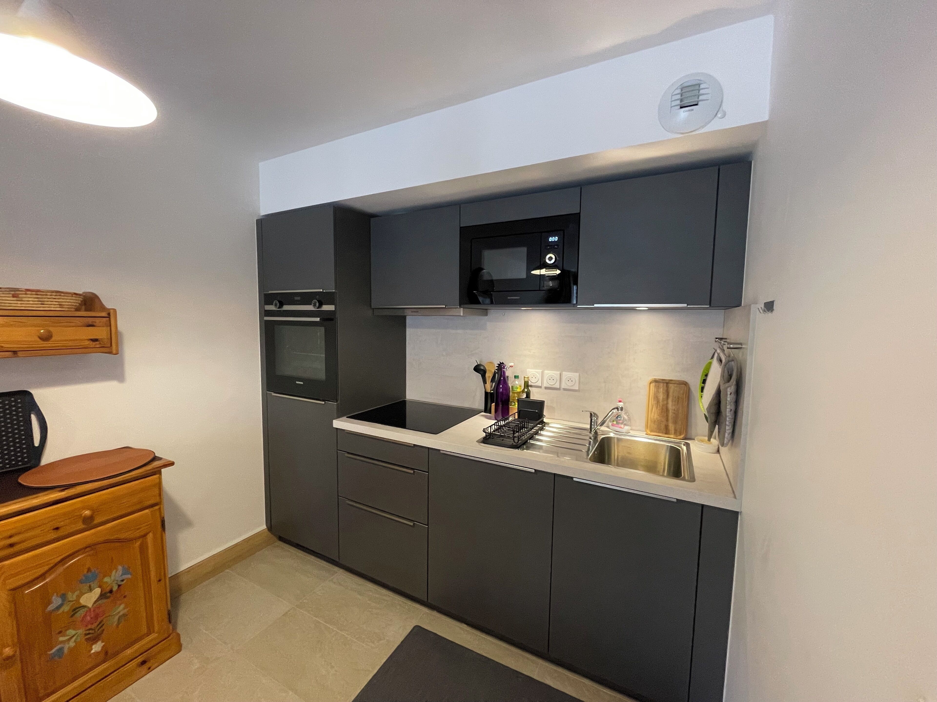 Een koelkast, een microgolfoven, een oven, een kookplaat