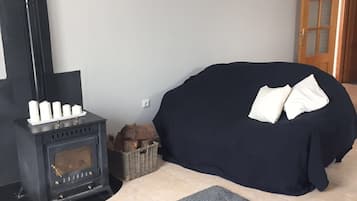 3 bedrooms, iron/ironing board, internet, bed sheets