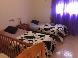 3 chambres, fer et planche à repasser, accès Internet, draps fournis