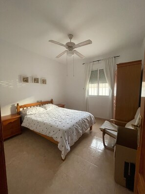 3 habitaciones, tabla de planchar con plancha, internet y ropa de cama 