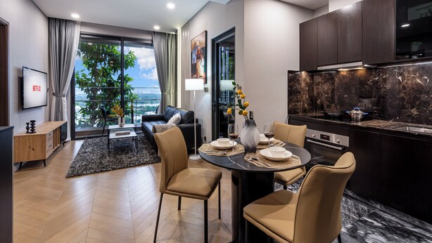Uma sala moderna com área de jantar, cozinha e uma grande janela com vista.
