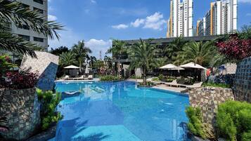 In-room safe, laptop workspace, blackout drapes, iron/ironing board