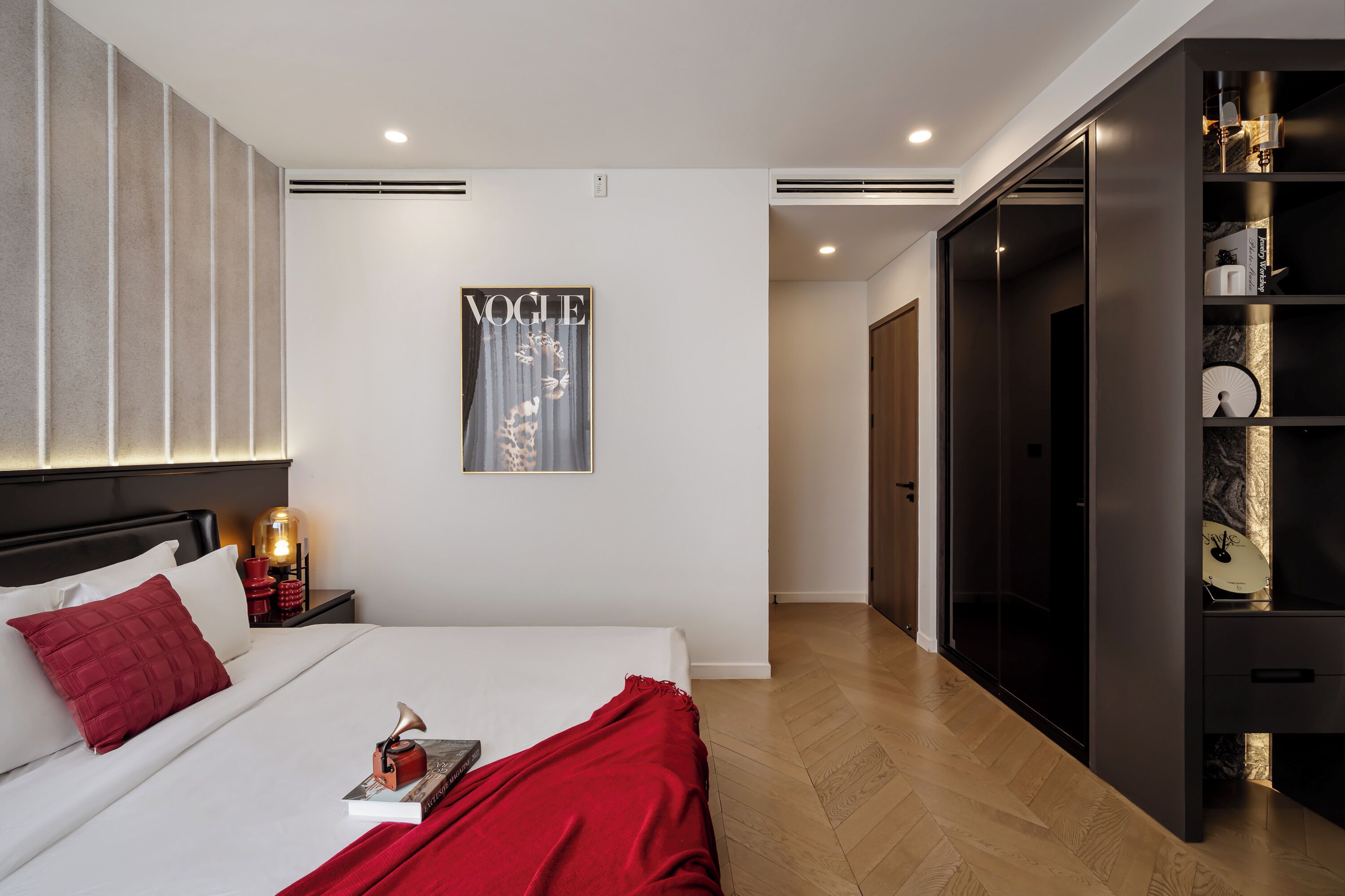 Quarto moderno com uma cama grande, um guarda-roupa e uma revista emoldurada na parede.