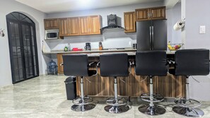 Réfrigérateur, micro-ondes, plaque de cuisson, cafetière/bouilloire