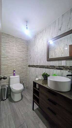 Hair dryer, towels, soap, toilet paper - Modern Comfort Meets Outdoor Luxury 2BR/2BA + Huge Patio & Garage (Tonalá)
