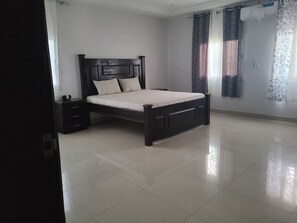 4 bedrooms, iron/ironing board, WiFi, bed sheets