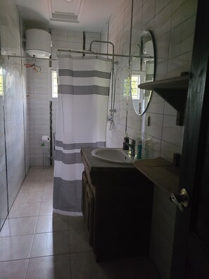 Een bidet, handdoeken, zeep, toiletpapier