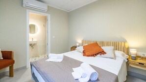 Standard Double Room | Hypo-allergenic bedding available, WiFi (free), bed sheets - Carmen Beach Hostel Cullera (Cullera)