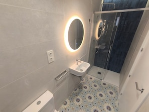 Ducha, secador de pelo, toallas y papel higiénico