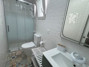 Hair dryer, towels, soap, shampoo - Centrally located apartment in Playa de Los Cristianos - Tenerife South (Los Cristianos)