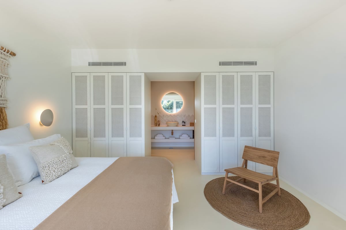 Double or Twin Room, Patio, Lagoon View | Peti besi dalam bilik, langsir/tirai gelap terus