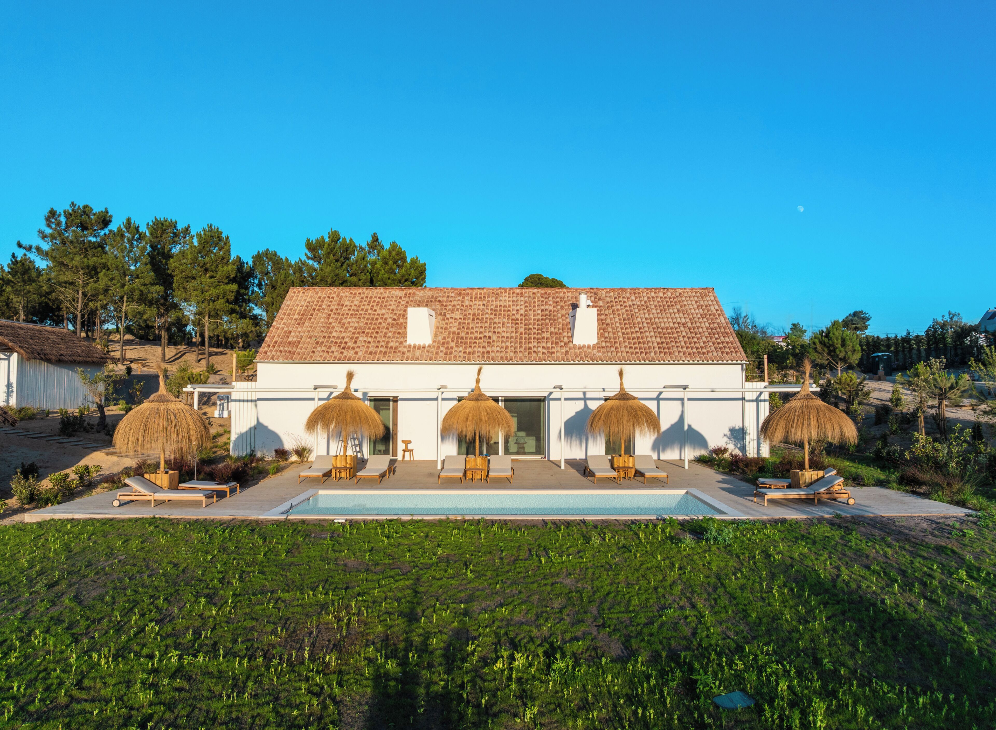 Villa - privat pool | Pool | Udendørs pool, åben fra kl. 10.00 til kl. 22.00, parasoller