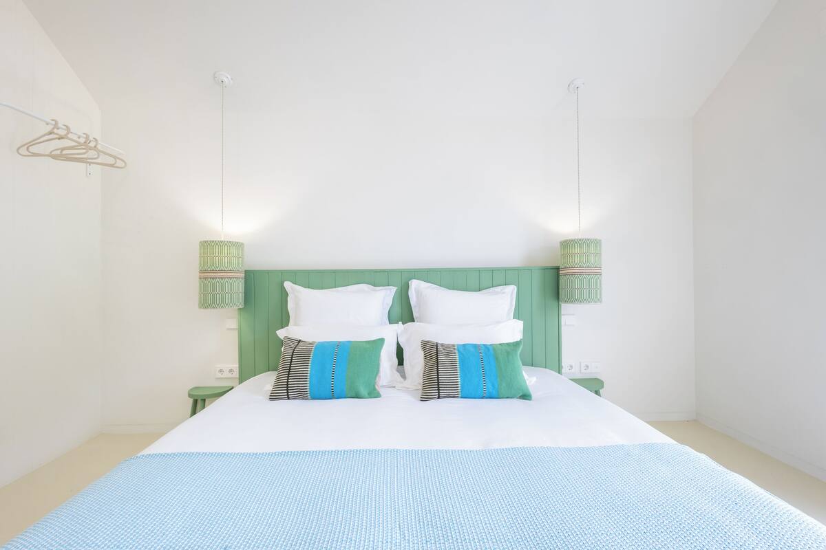Basic Double or Twin Room | Peti besi dalam bilik, langsir/tirai gelap terus