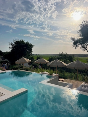 Una piscina al aire libre (de 09:00 a 20:00), sombrillas, tumbonas