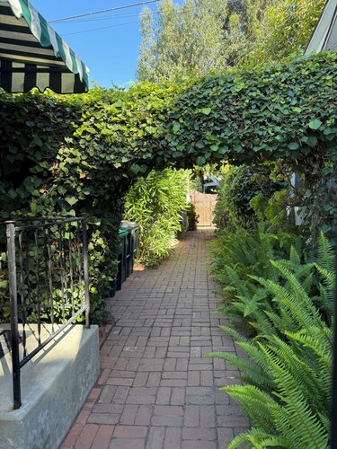 Enchanting Garden Cottage Apt Near Beach