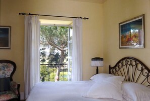 4 Schlafzimmer, Zimmersafe, Bügeleisen/Bügelbrett, WLAN