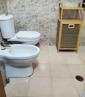 Douche, sèche-cheveux, bidet, serviettes fournies