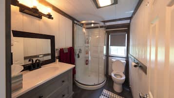 Een douche, een haardroger, handdoeken, zeep