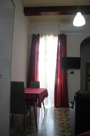 Room, 2 Bedrooms | Living room