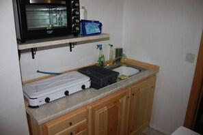 Room, 2 Bedrooms | Private kitchen