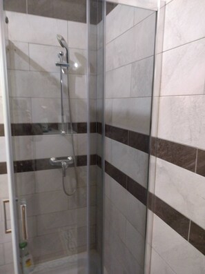 Room, 2 Bedrooms | Bathroom