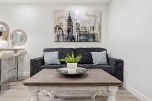 Interior - Crescent Heights Urban Retreat (Calgary)