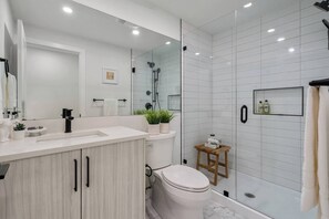 Douche, serviettes fournies, savon, papier toilette