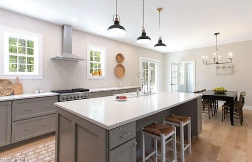 SKI & Explore! NEW Beautiful Berkshires Farmhouse