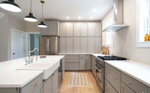 Microwave, oven, stovetop, dishwasher - SKI & Explore! NEW Beautiful Berkshires Farmhouse (Sheffield)