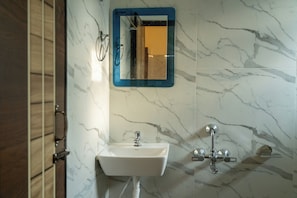 Chambre Deluxe | Salle de bain | Douche, serviettes fournies, savon, shampoing