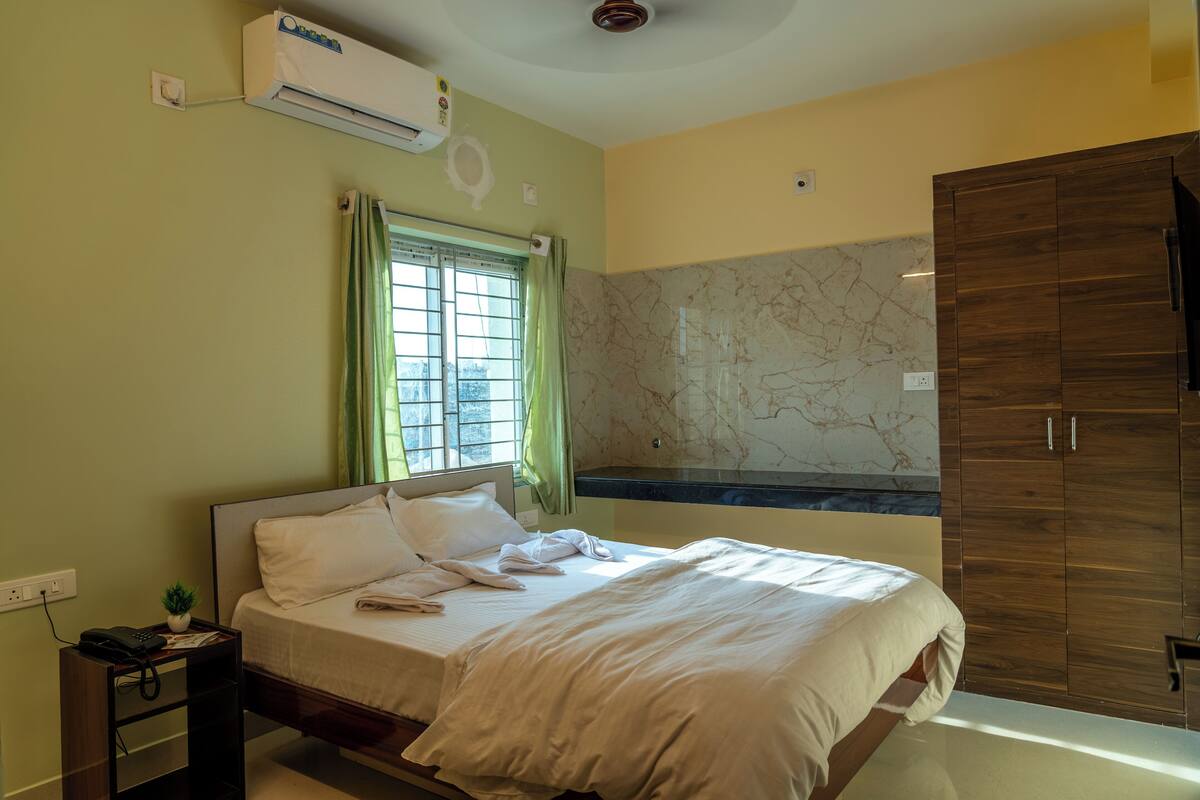 Deluxe Room | Meja, ruang kerja komputer riba, Wi-fi percuma