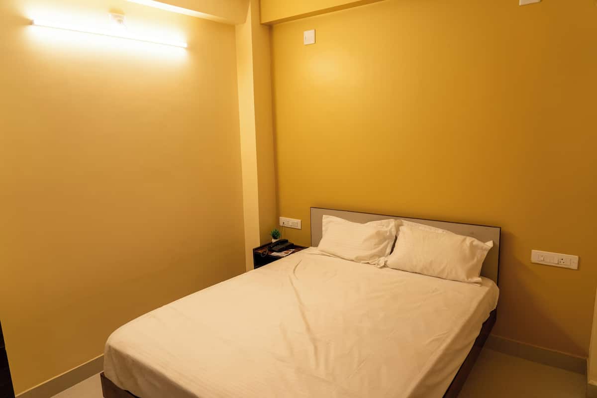 Classic Room, Garden View | Meja, ruang kerja komputer riba, Wi-fi percuma