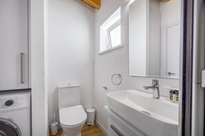 Studio, beberapa kamar, teras | Kamar mandi