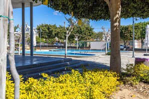 Monolocale, camere multiple, terrazzo | Giardino