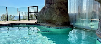 Lake Superior Two Queen Bed Studio~Pool/Hot tub-Burlington Bay
