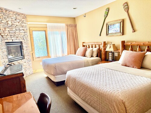 Lake Superior Two Queen Bed Studio~Pool/Hot tub-Burlington Bay