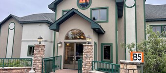 Lake Superior Two Queen Bed Studio~Pool/Hot tub-Burlington Bay
